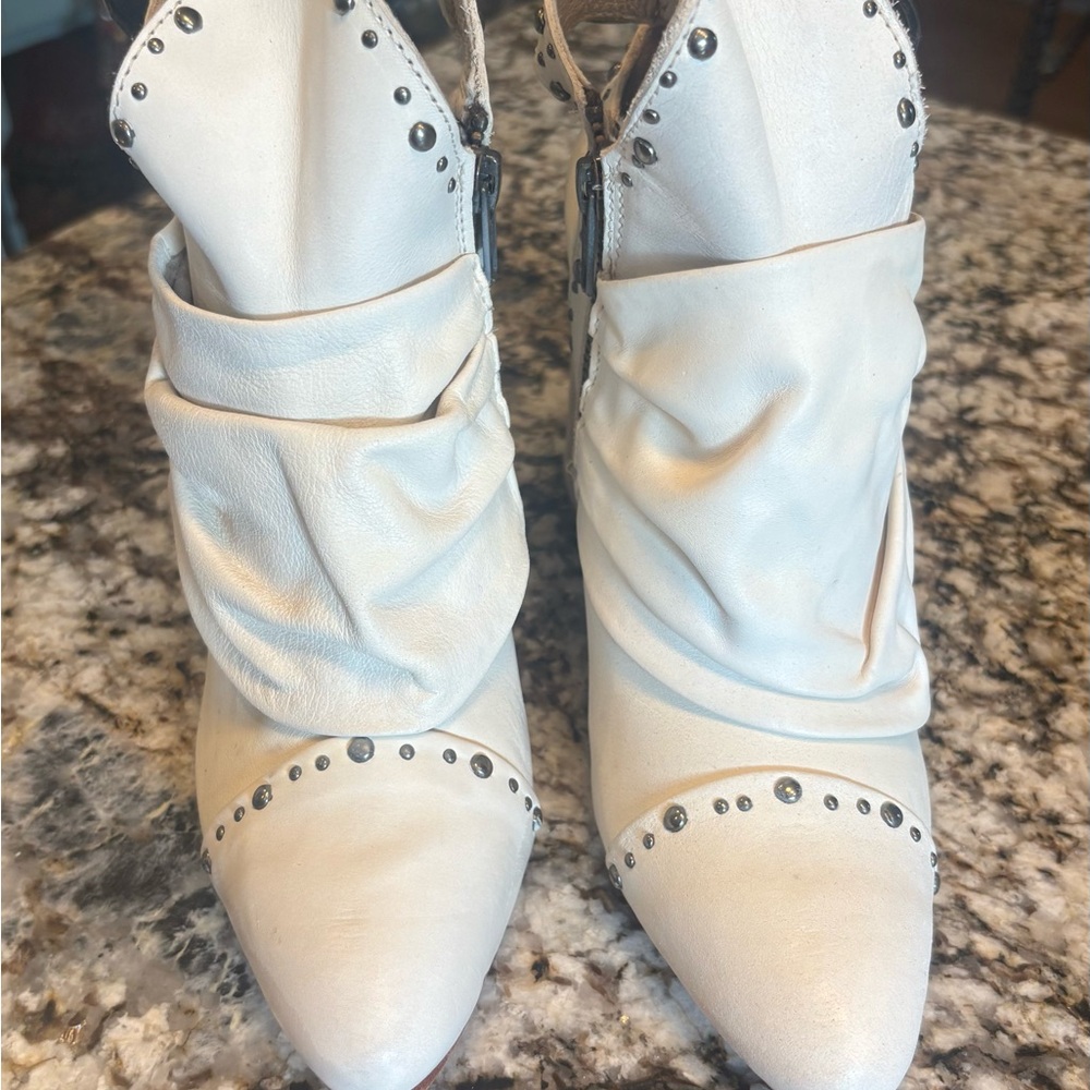 Freebird Jericho, cream colored, Studded, sz 8 Ankle Boots